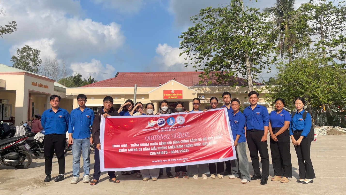 Chương trình trao quà - thăm khám chữa bệnh gia đình chính sách và hộ khó khăn chào mừng kỷ niệm 51 năm ngày giải phóng miền Nam thống nhất đất nước (30/4/1975 - 30/4/2026)