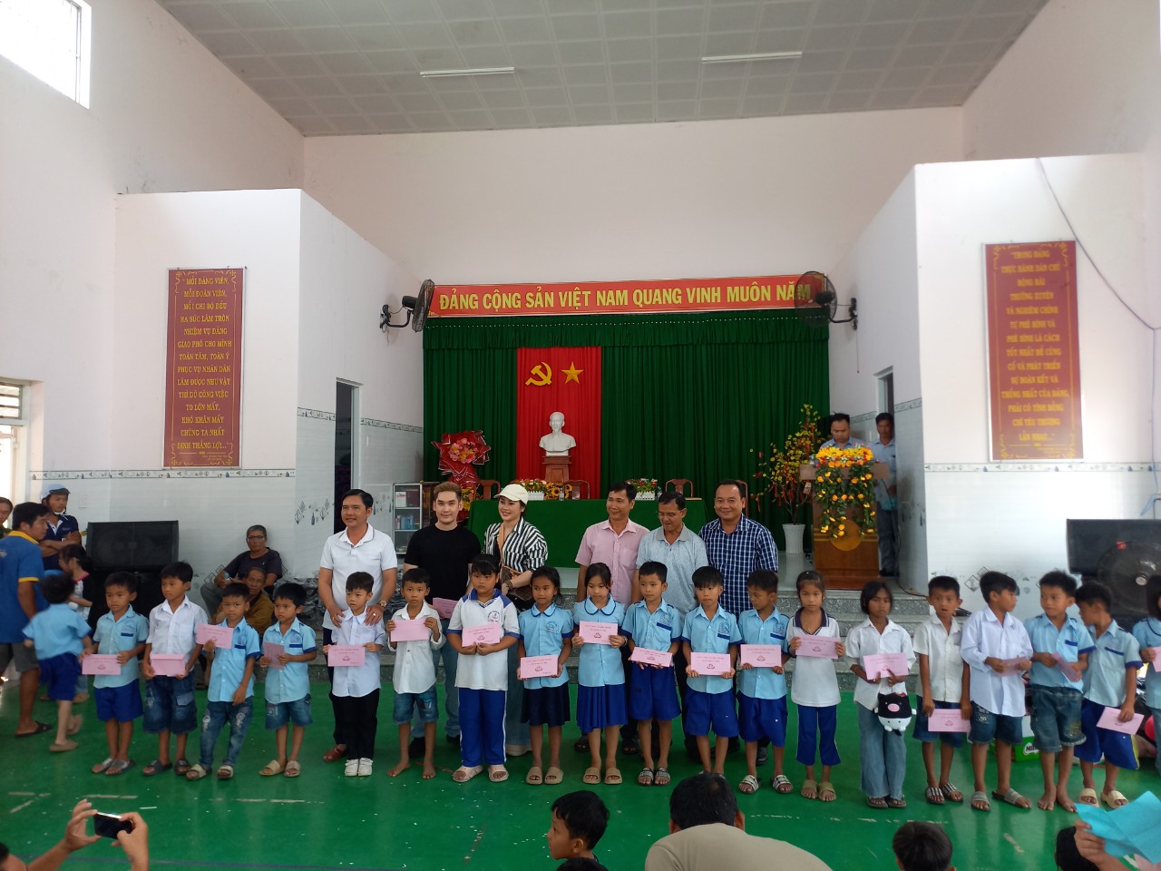 Nhóm thiện nguyện Nhà Chung – Thành phố Cần Thơ tổ chức hoạt động vì trẻ em tại trường Tiểu học Long Hiệp A, xã Long Hiệp, tỉnh Vĩnh Long