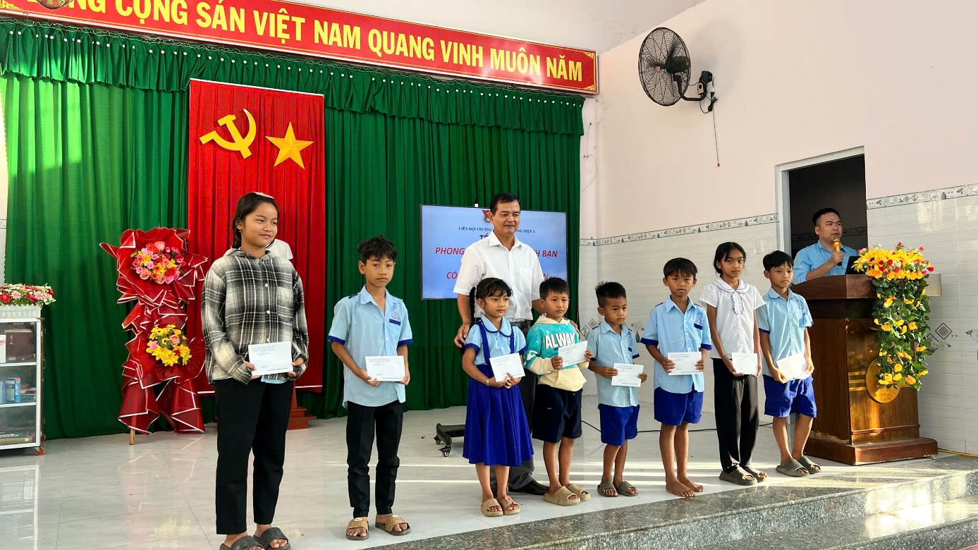 Trường Tiểu học Long Hiệp A: Công trình măng non – phong trào “HŨ GẠO TÌNH BẠN”
