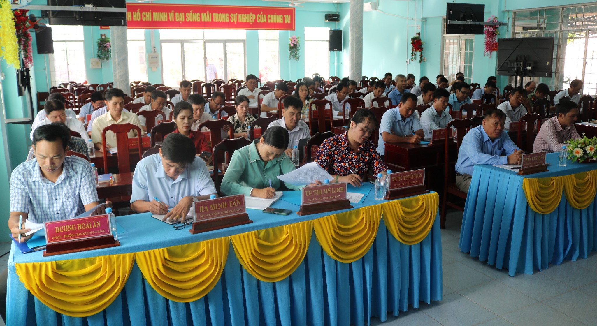 xã Long Hiệp tổ chức lễ trao huy hiệu đảng đợt 07/11/2025