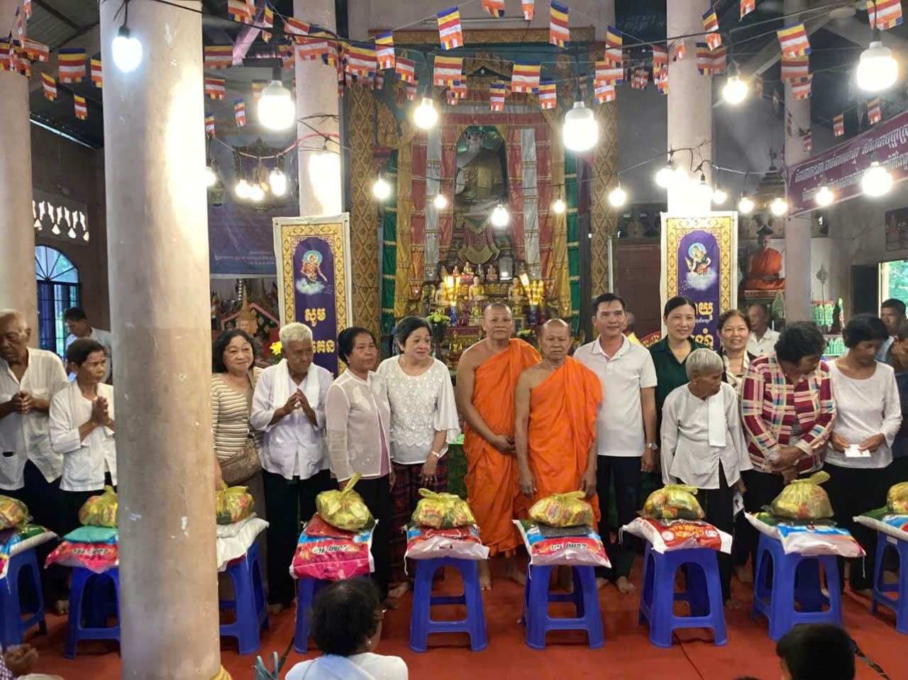 HOẠT ĐỘNG TRAO QUÀ TỪ THIỆN TẠI CHÙA BA TRẠCH ẤP BA TRẠCH A, XÃ LONG HIỆP