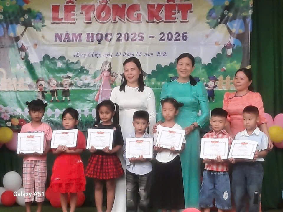 Uỷ ban MTTQ Việt Nam xã Long Hiệp phối hợp trao tặng tập cho học sinh nhân dịp tổng kết năm học 2025 - 2026 