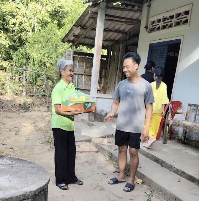 ẤP BA CỤM: TRAO TẶNG QUÀ, LAN TỎA TINH THẦN NHÂN ÁI