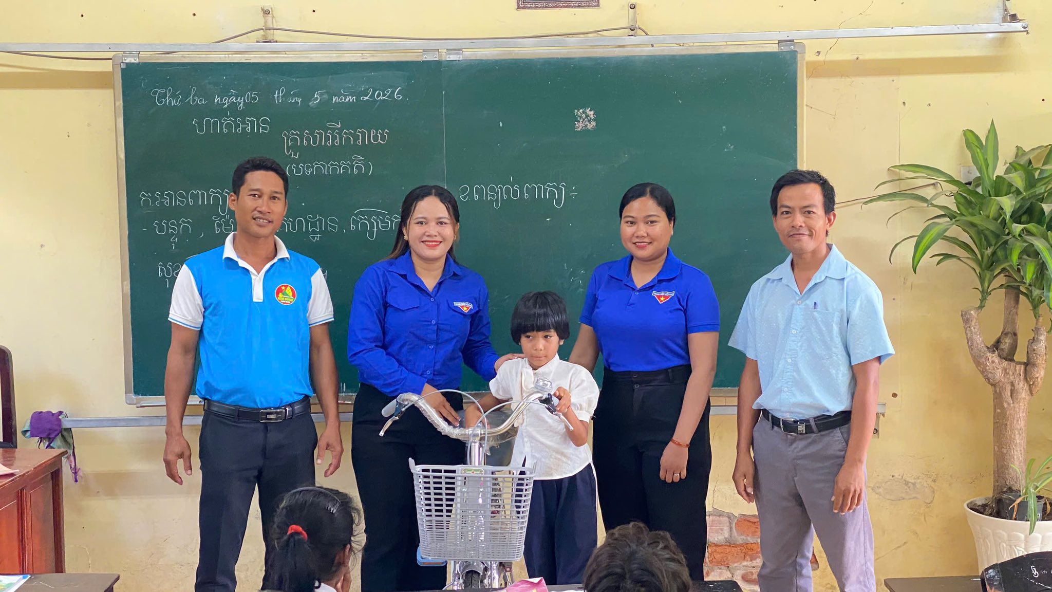 Trao tặng Xe đạp tiếp sức học sinh khó khăn đến trường