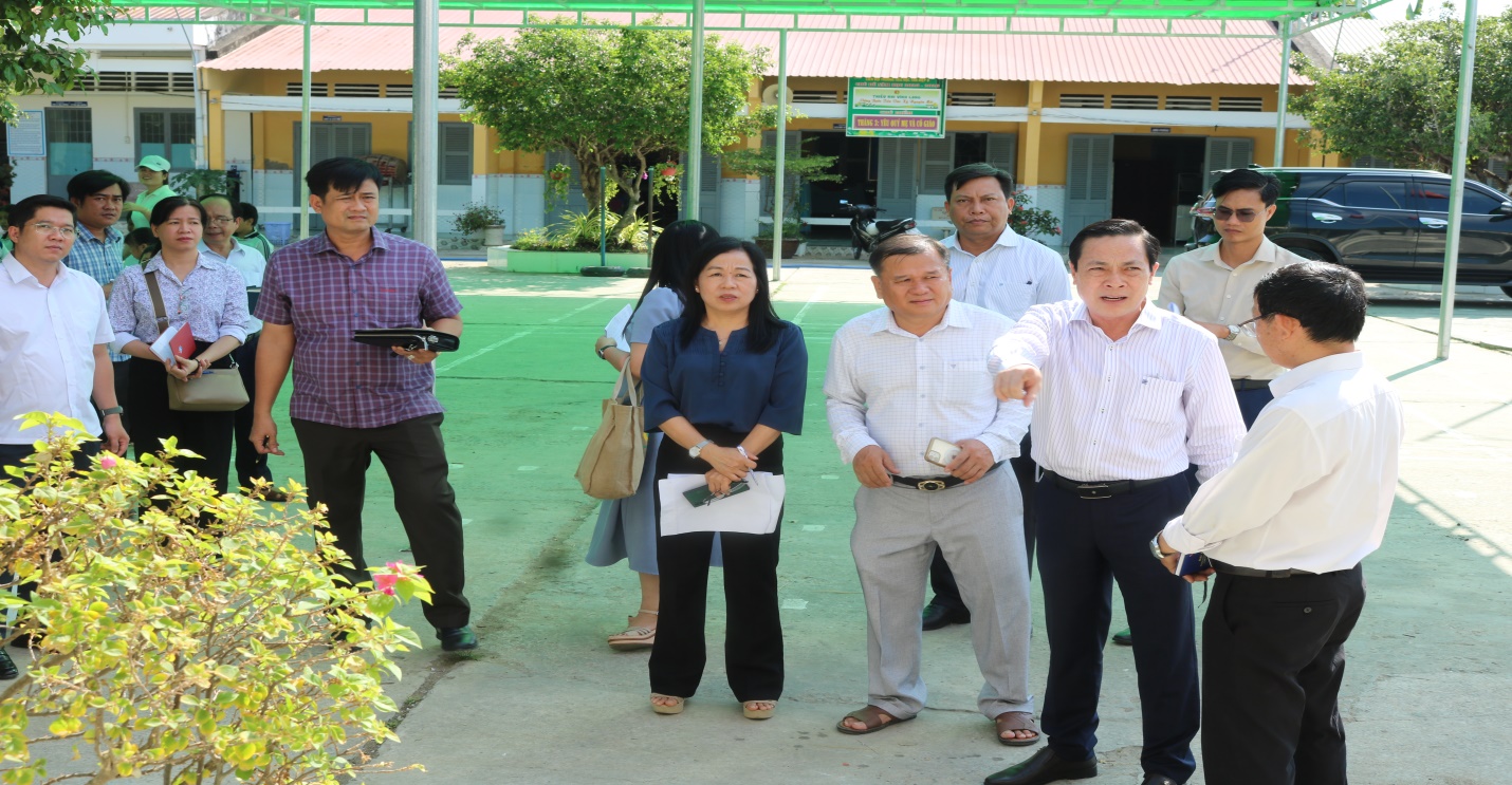 Đoàn công tác Tỉnh ủy Vĩnh Long khảo sát việc tổ chức bữa ăn trưa cho học sinh vùng dân tộc thiểu số tại xã Long Hiệp