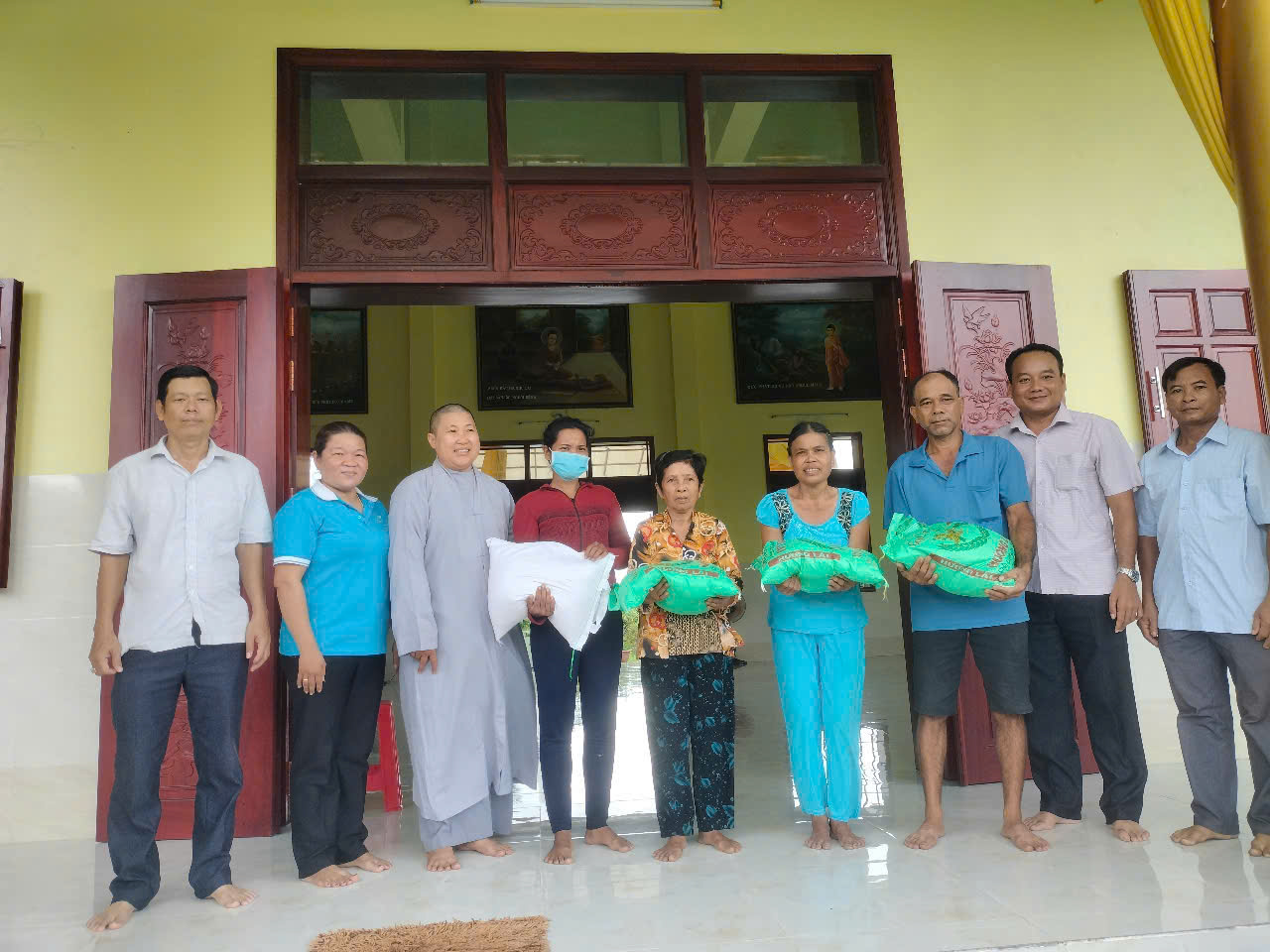 HOẠT ĐỘNG TRAO QUÀ NHÂN ÁI TẠI XÃ LONG HIỆP